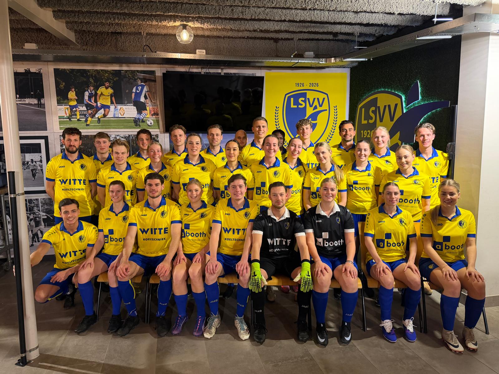 Presentatie jubileumshirts LSVV 100 jaar